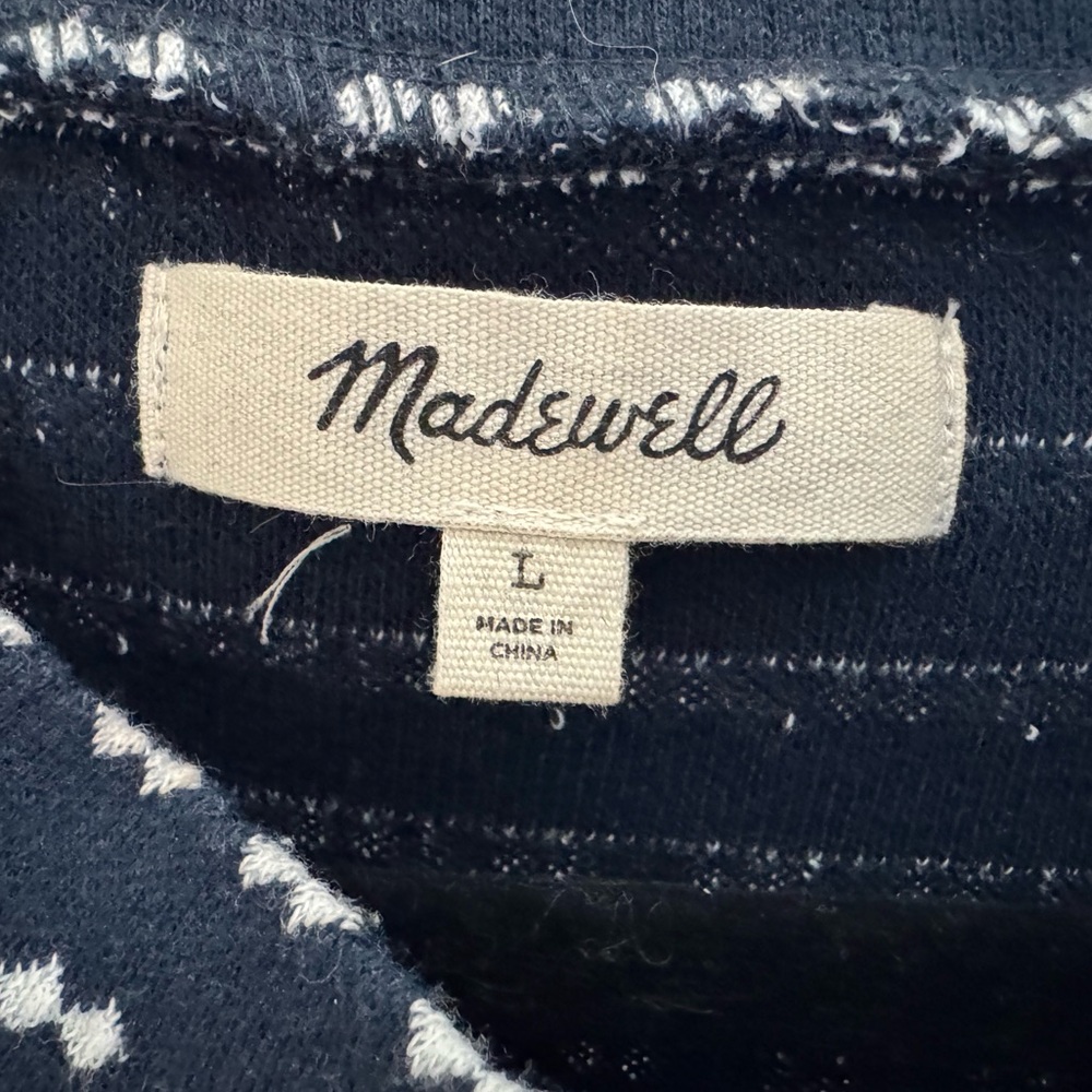 Madewell Puff-Sleeve Mockneck Top in Bow-Tie
Jacquard, Dark Midnight color way. - Picture 5 of 7
